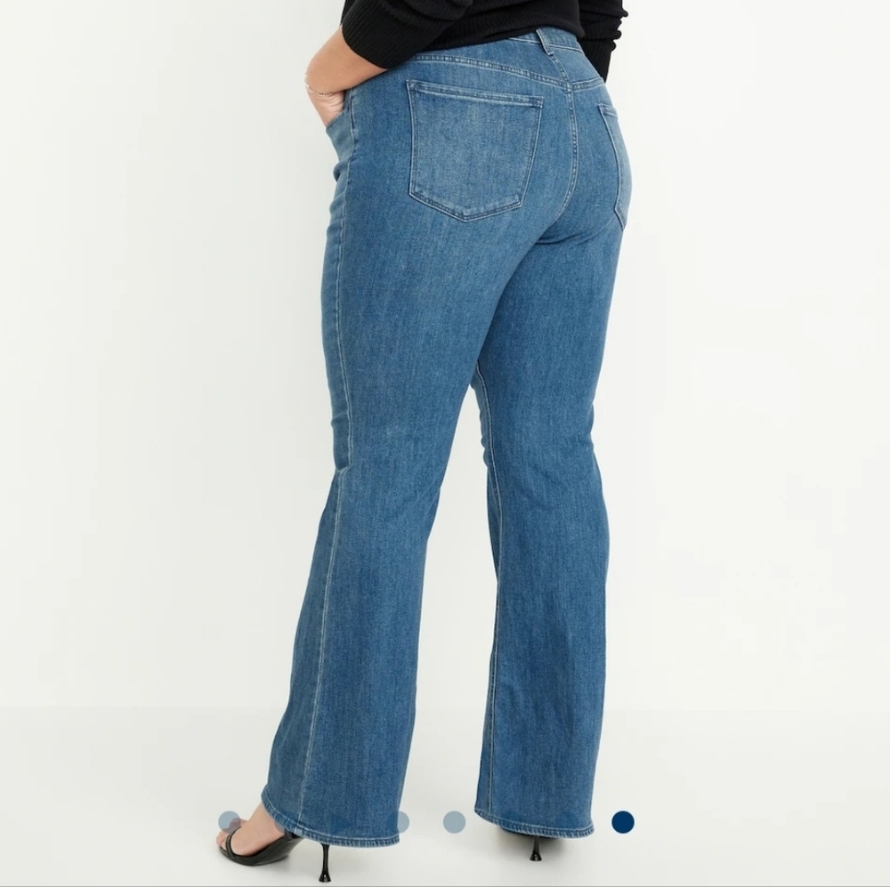 Old Navy Women's Flare Jeans - Medium wash